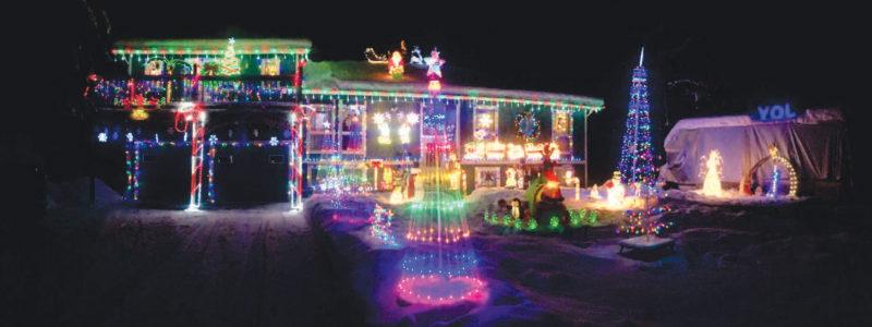 房子装饰着许多圣诞彩灯